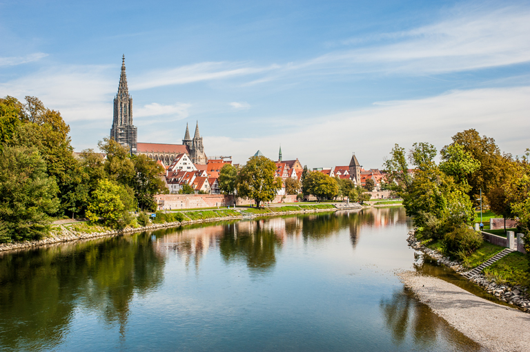 Die Donau in Ulm mit der Stadtmauer und den Ulmer Münster im Hintergrund im Sommer