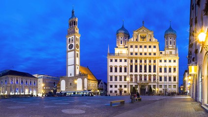 Sicht auf das Rathaus in Augsburg bei Nacht vom Rathausplatz.