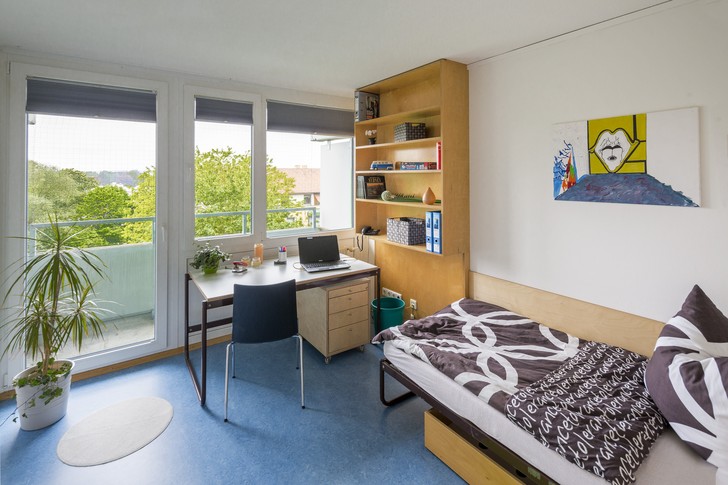 Blick in ein spartanisch eingerichtetes Studentenzimmer im Studentenwohnheim Augsburg.