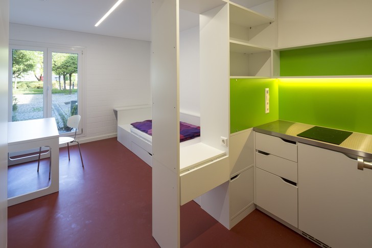 Ein noch unbewohntes Zimmer im Studentenwohnheim Augsburg.