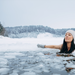 Junge Frau im See beim Eisbaden.