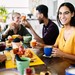 Junge Menschen verschiedener Ethnien beim gemeinsamen Essen von Gebäck. (Foto: © stock.adobe.com/Xavier Lorenzo)