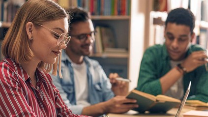 Studenten beim Lernen in der Bibliothek.