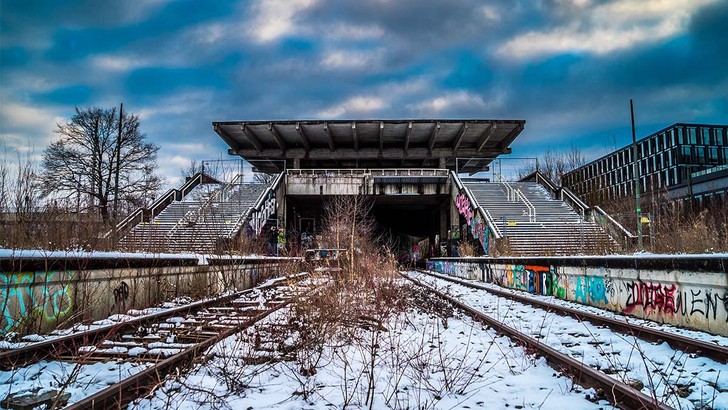 Schienen und Bahnsteig des verlassenen Bahnhofs.