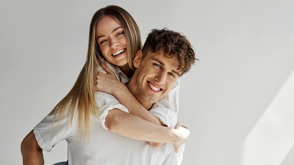 ein lachendes junges Pärchen