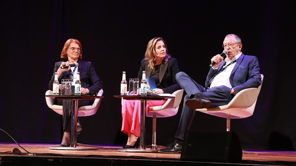 Charlotte und Hermann Buhl berichten in der Talkrunde mit Monika Pappelau von ihren Erfahrungen als Gastronomie- und Personaldienstleistungs-Unternehmer. (Foto: © HOGAPAGE Media/Gio)