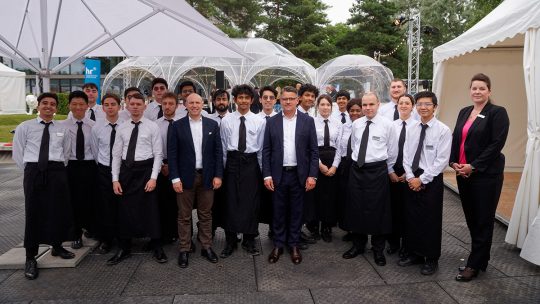 Hessens Ministerpräsident Boris Rhein und Manfred Pentz, Hessischer Minister für Bundesangelegenheiten, mit dem Team von STUDENTpartout und Janine Palm, Fachbereichsleiterin Service Berlin.