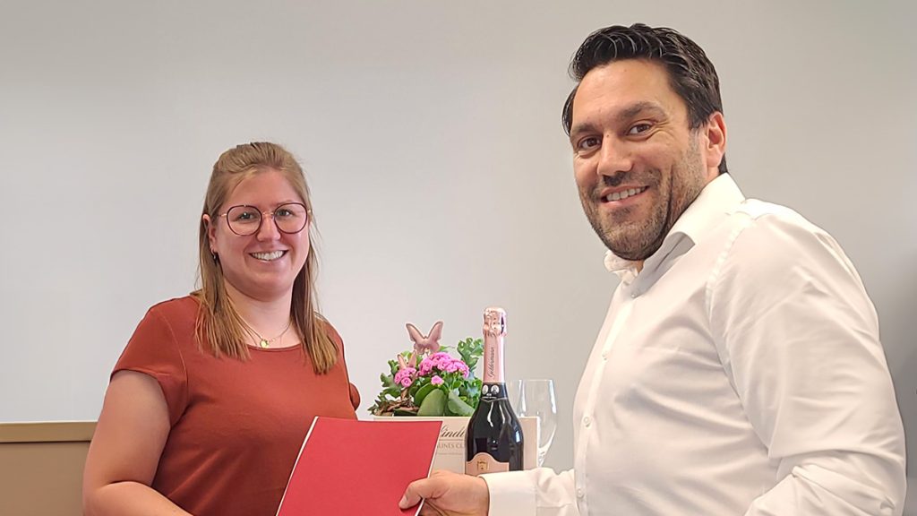 Niederlassungsleiter Martin Gular gratuliert Katharina Lauber zum 5-jährigen Betriebsjubiläum.