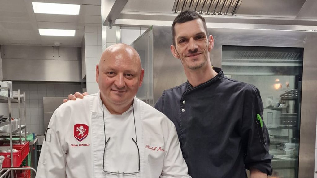 Unser Koch Tobias Krüger kocht mit dem Mannschaftskoch der Tschechischen Nationalmannschaft zusammen.