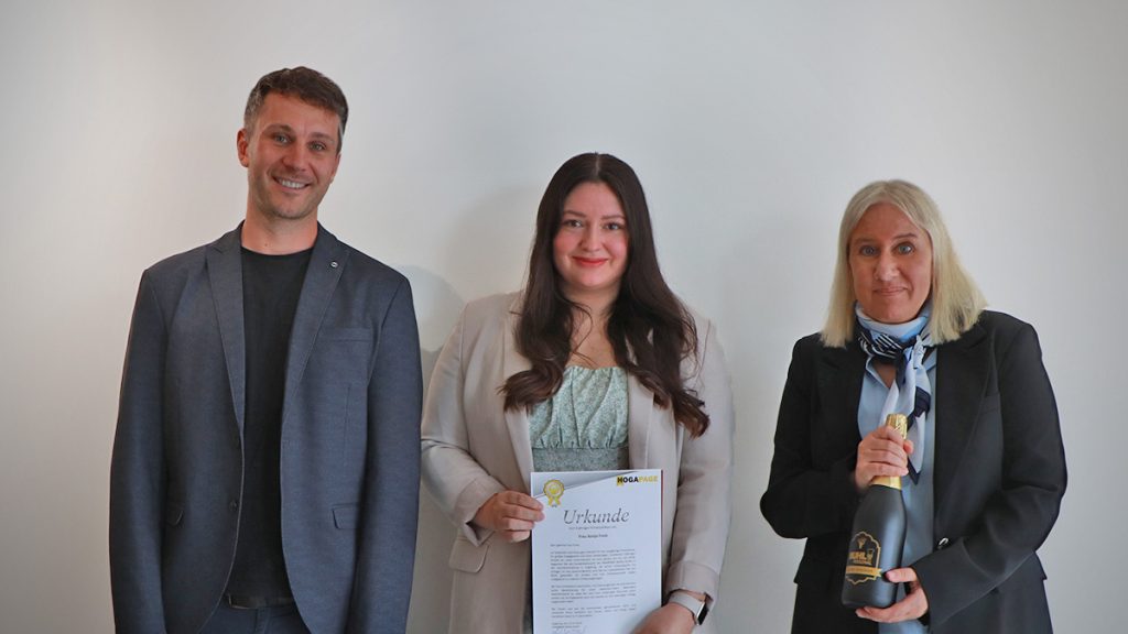 Dorian Heidel, Manager für den Bereich Jobbörsen, und Daniela Müller, Holding-Geschäftsführerin, gratulieren Sonja Forst zum fünfjährigen Jubiläum bei BUHL.