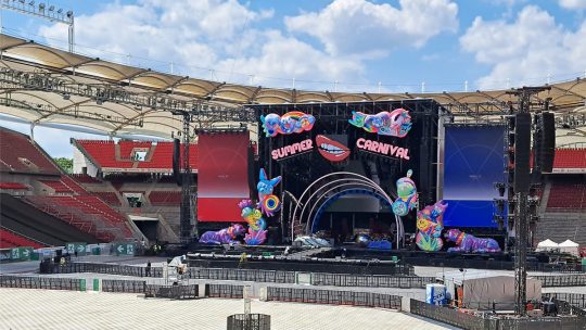 Das beeindruckende Bühnenbild und das leere Stadion der MHP Arena kurz vor dem mitreißenden Open-Air-Konzert von Pink.